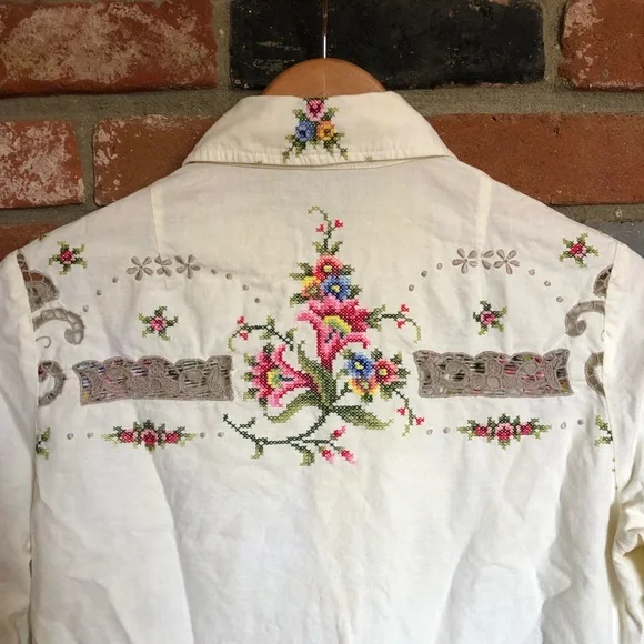 SOLD Vintage Boho Cottagecore Hippie Floral Embroidered Eyelet Button Down - Picture 6 of 10